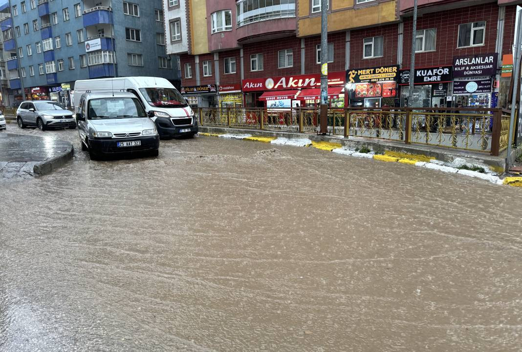 Erzurum'u sağanak vurdu! Evleri su bastı araçlar yolda mahsur kaldı - Resim: 10